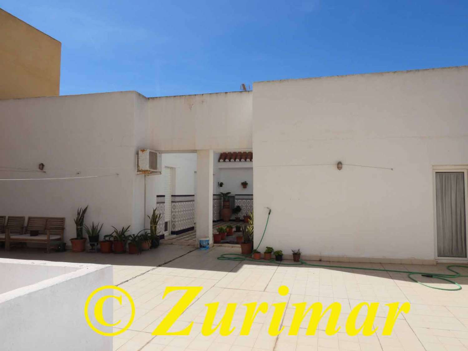 Commercial premises with spacious flat  in the centre of Roquetas de Mar