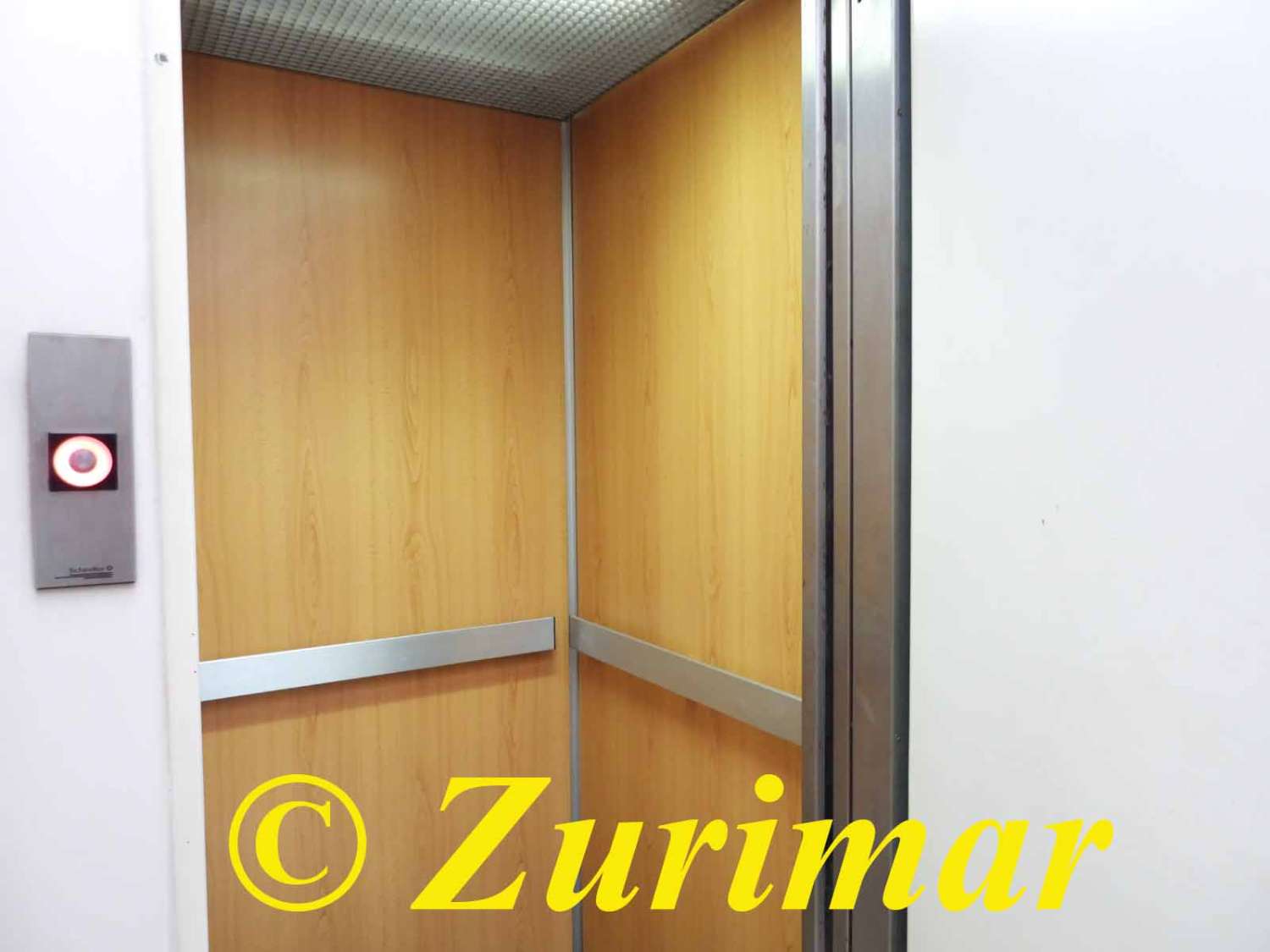 Commercial premises in the centre of Roquetas de Mar
