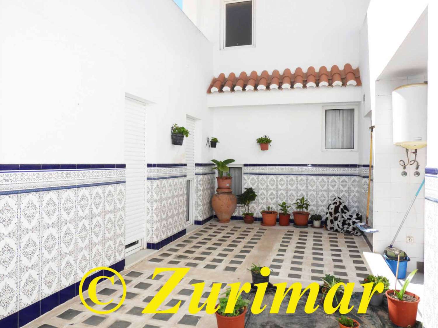 Commercial premises with spacious flat  in the centre of Roquetas de Mar