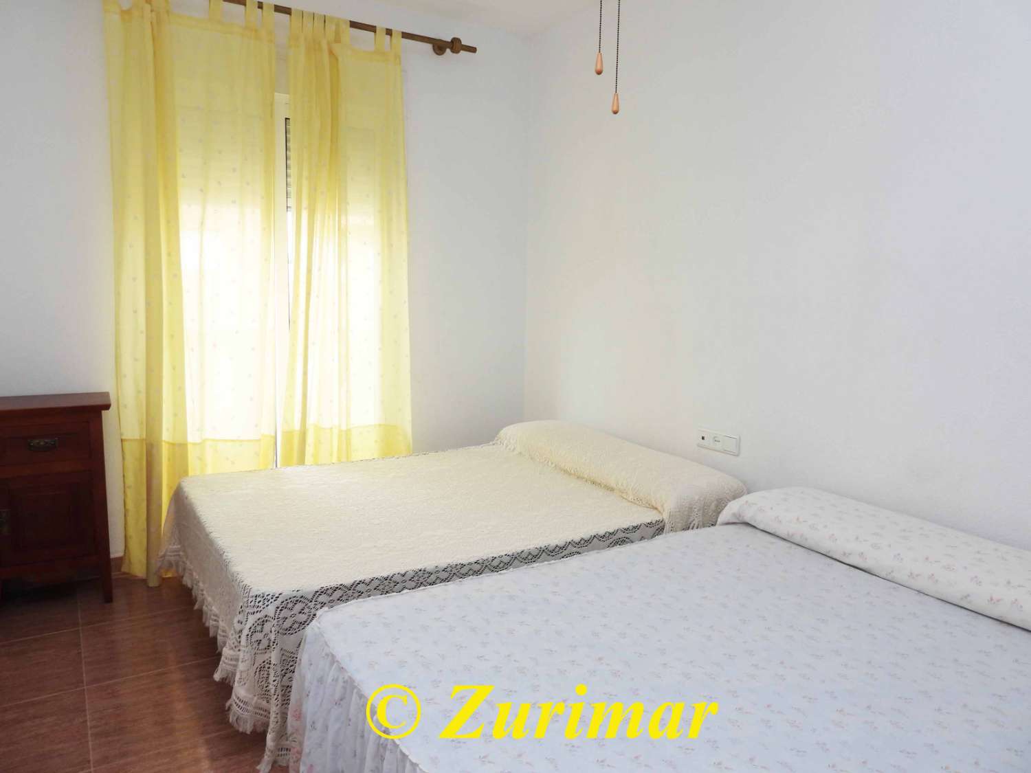 Casa con 4 dormitorios y 3 baños, en tres niveles  con terraza en la azotea y gran garaje