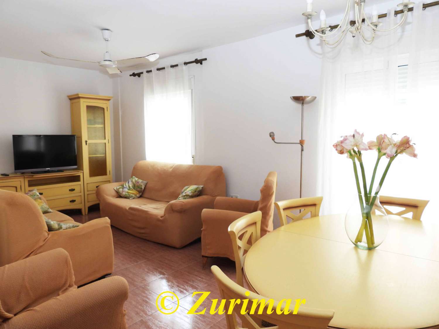 Casa con 4 dormitorios y 3 baños, en tres niveles  con terraza en la azotea y gran garaje