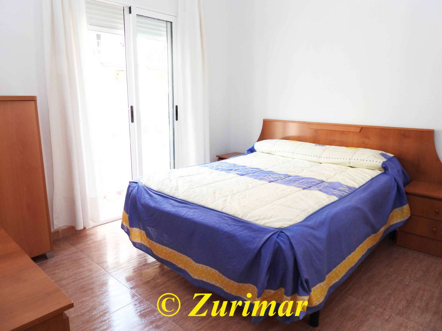 Casa con 4 dormitorios y 3 baños, en tres niveles  con terraza en la azotea y gran garaje