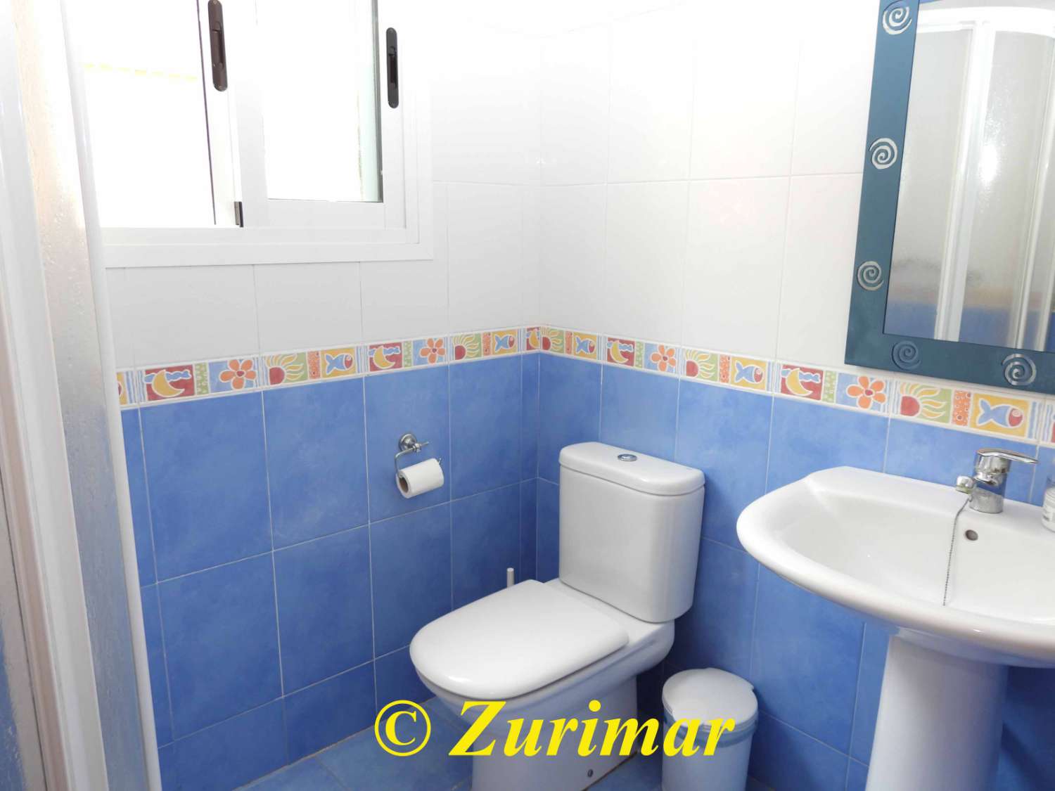 Casa con 4 dormitorios y 3 baños, en tres niveles  con terraza en la azotea y gran garaje