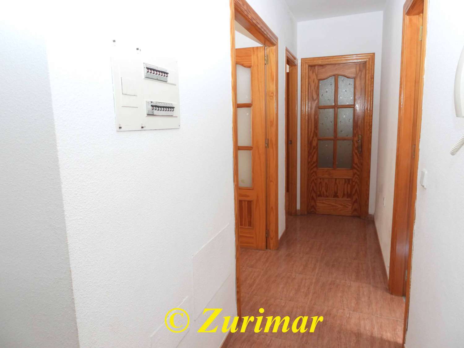 Casa con 4 dormitorios y 3 baños, en tres niveles  con terraza en la azotea y gran garaje