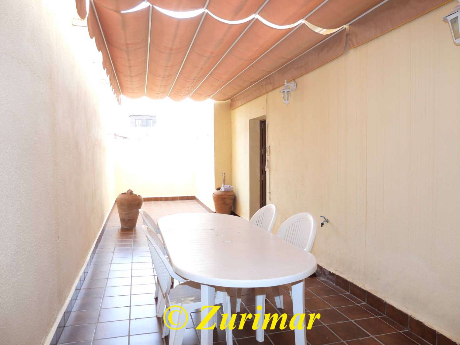 Casa con 4 dormitorios y 3 baños, en tres niveles  con terraza en la azotea y gran garaje