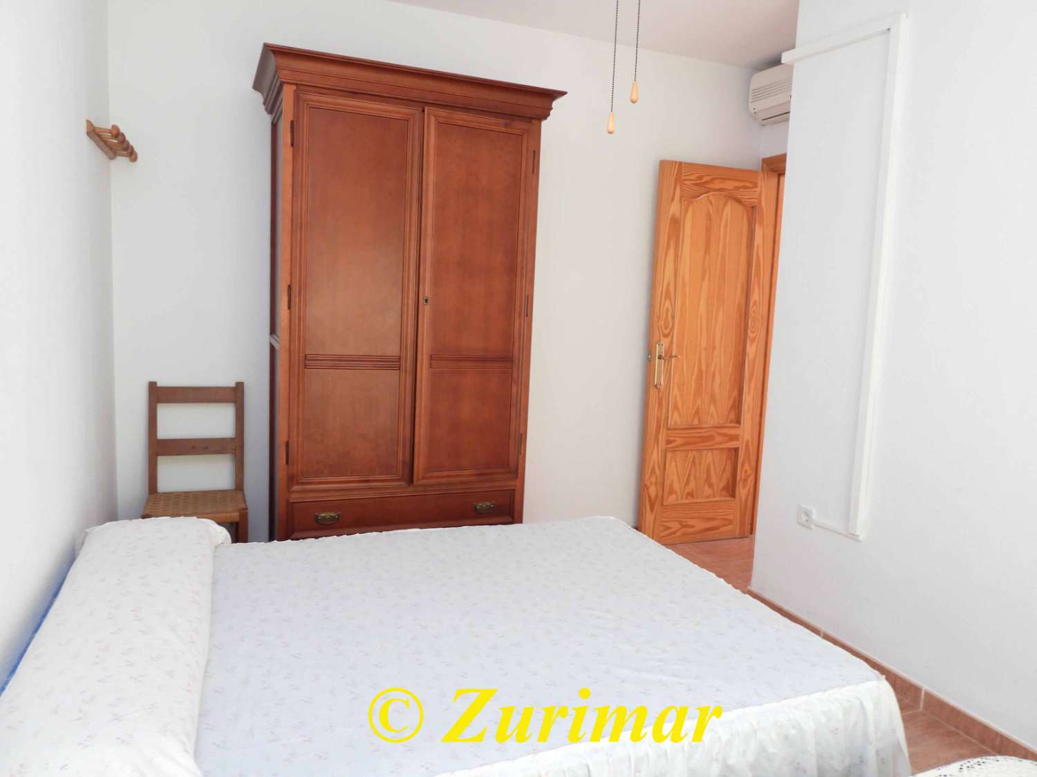 Casa con 4 dormitorios y 3 baños, en tres niveles  con terraza en la azotea y gran garaje