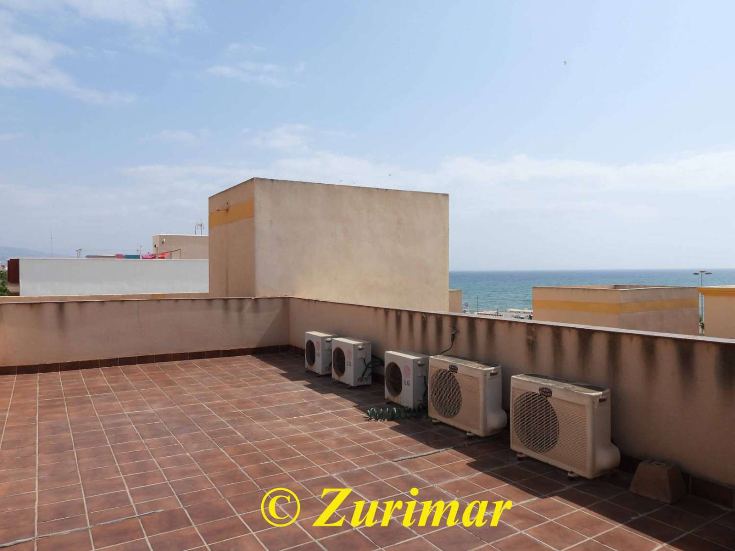 Casa con 4 dormitorios y 3 baños, en tres niveles  con terraza en la azotea y gran garaje