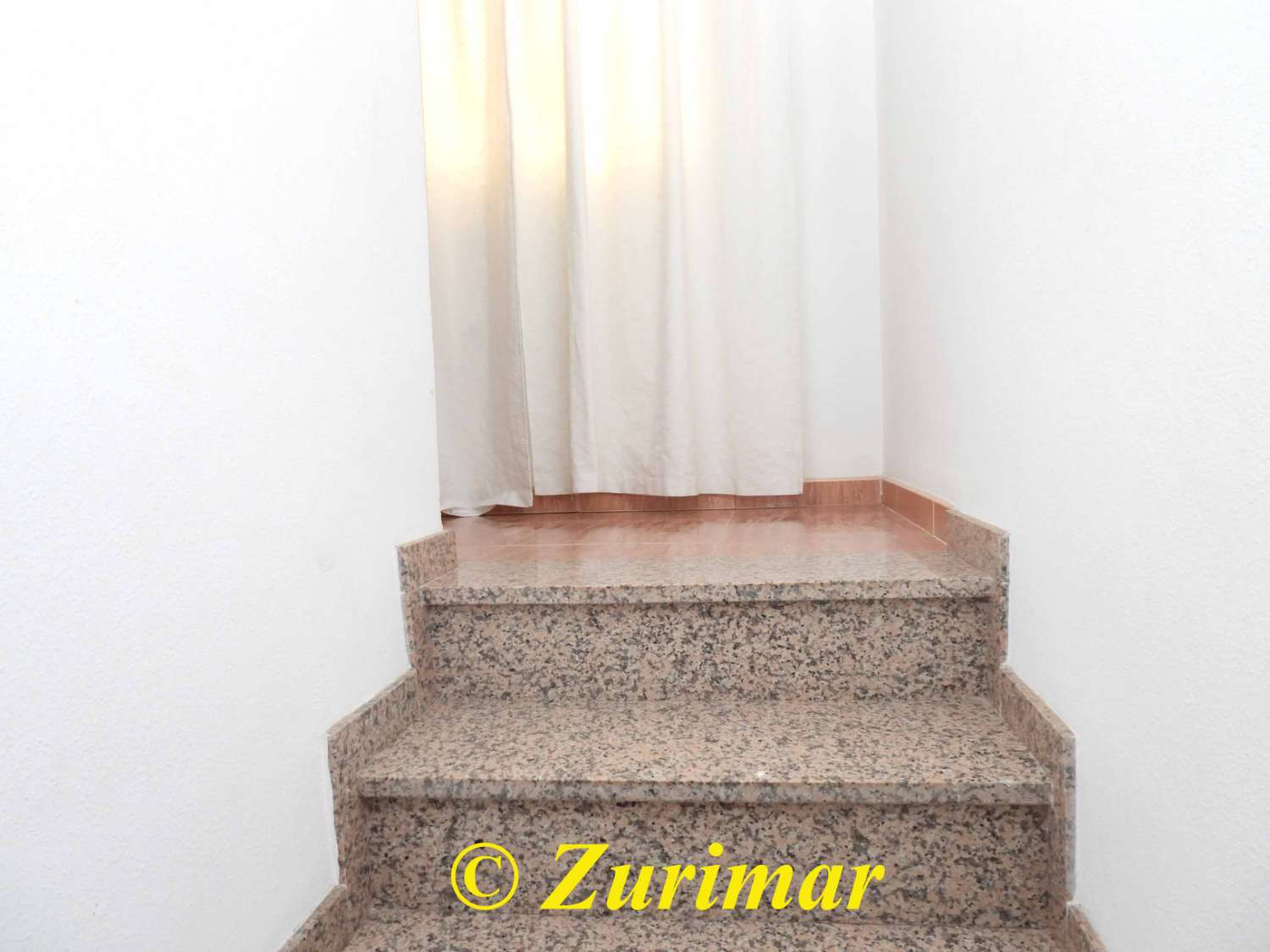 Casa con 4 dormitorios y 3 baños, en tres niveles  con terraza en la azotea y gran garaje