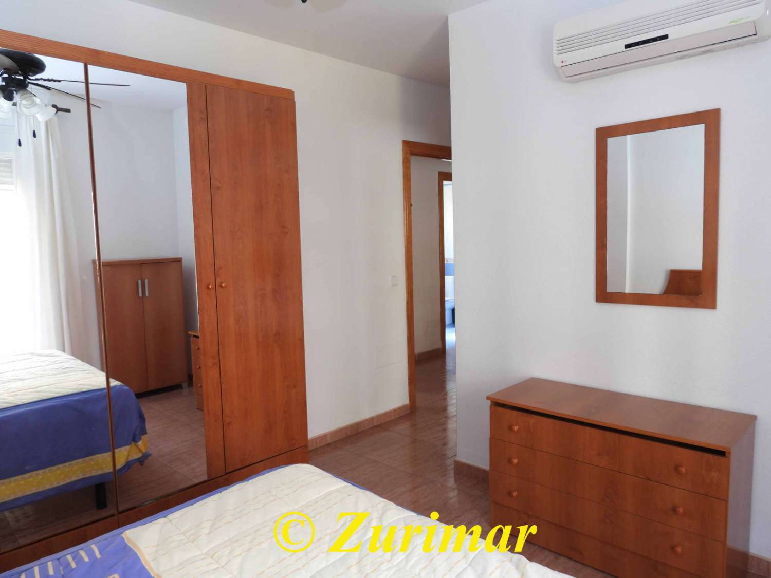 Casa con 4 dormitorios y 3 baños, en tres niveles  con terraza en la azotea y gran garaje