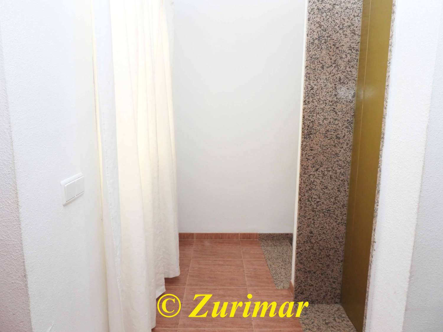 Casa con 4 dormitorios y 3 baños, en tres niveles  con terraza en la azotea y gran garaje