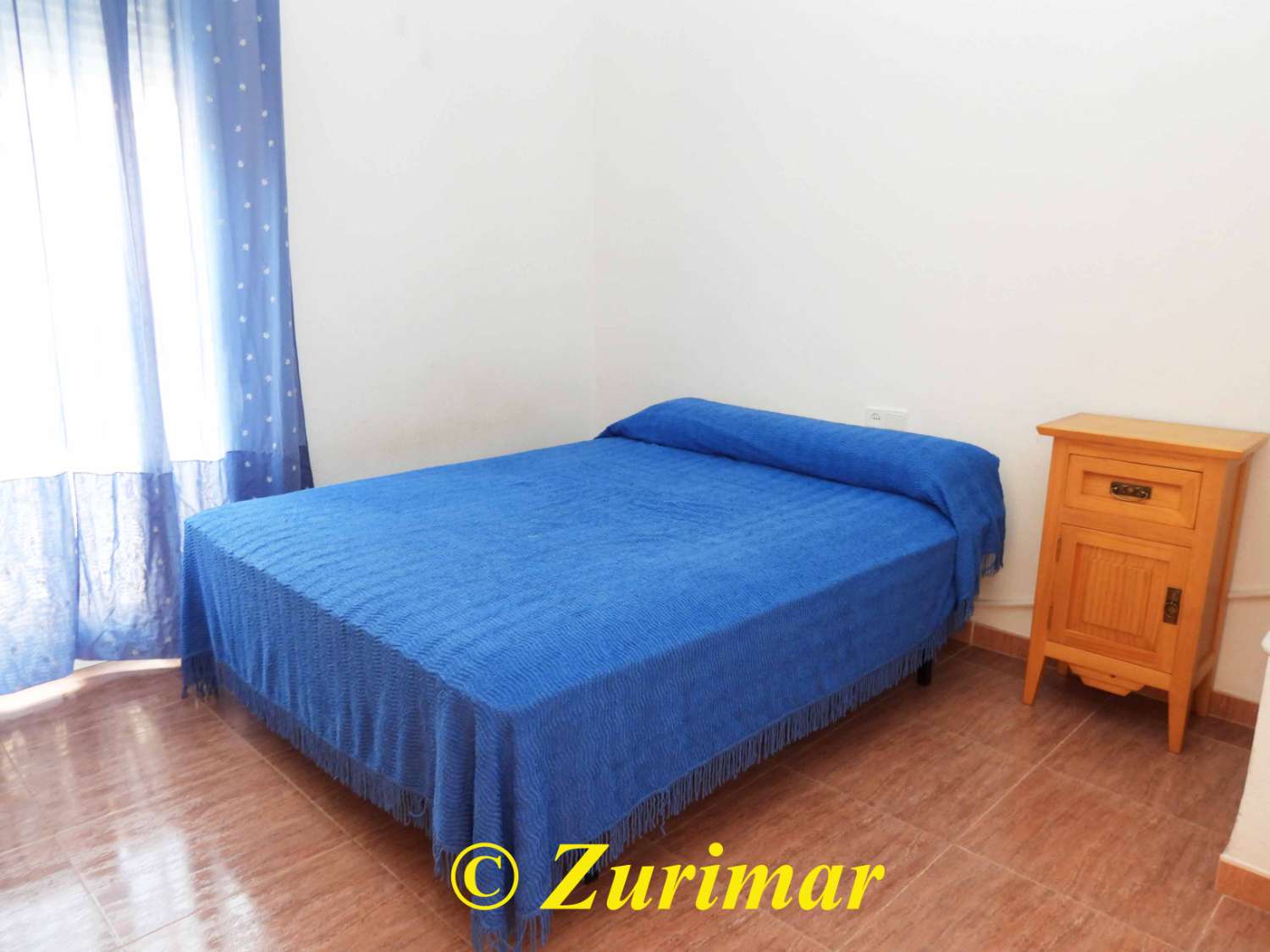 Casa con 4 dormitorios y 3 baños, en tres niveles  con terraza en la azotea y gran garaje