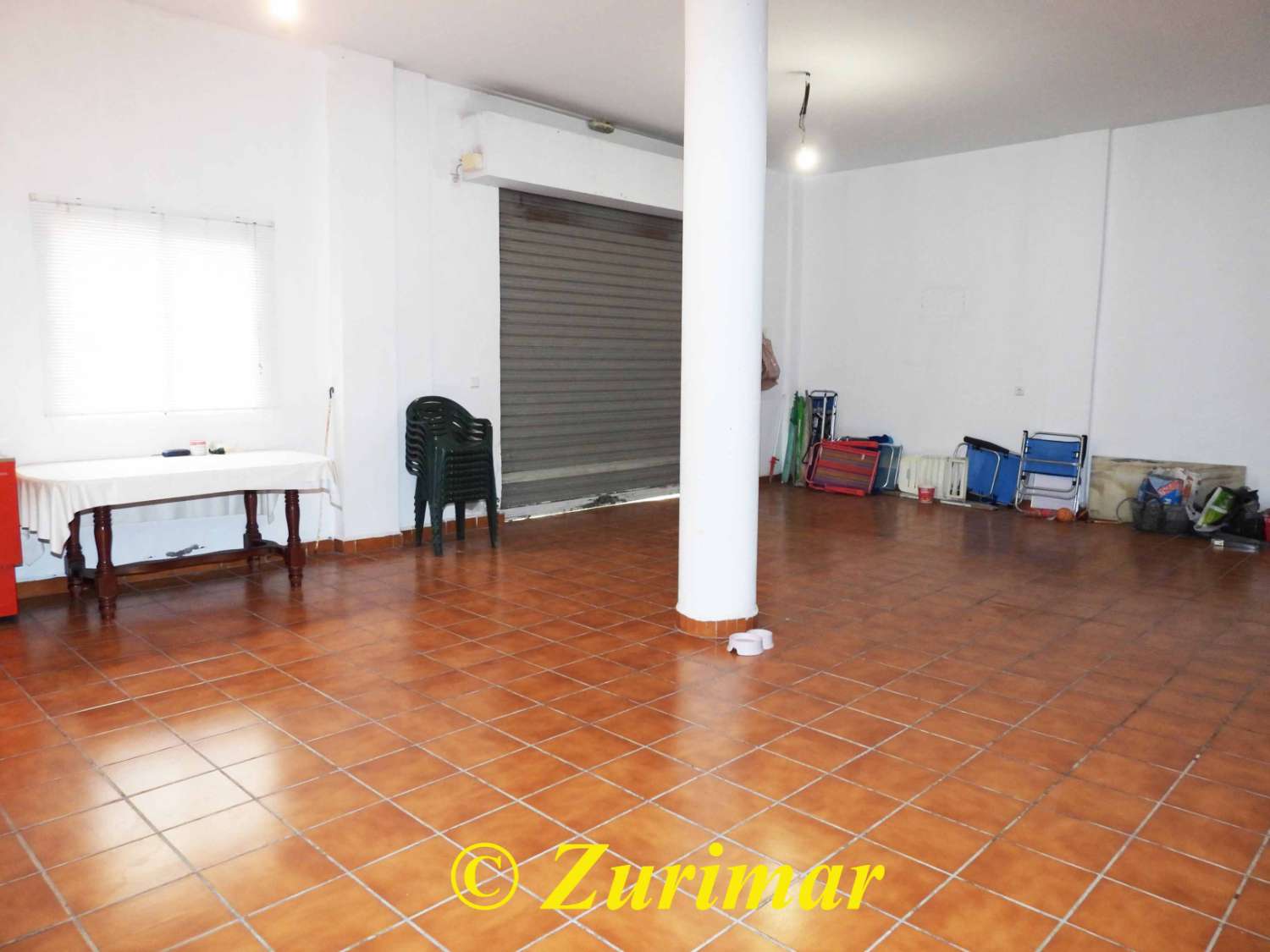 Casa con 4 dormitorios y 3 baños, en tres niveles  con terraza en la azotea y gran garaje