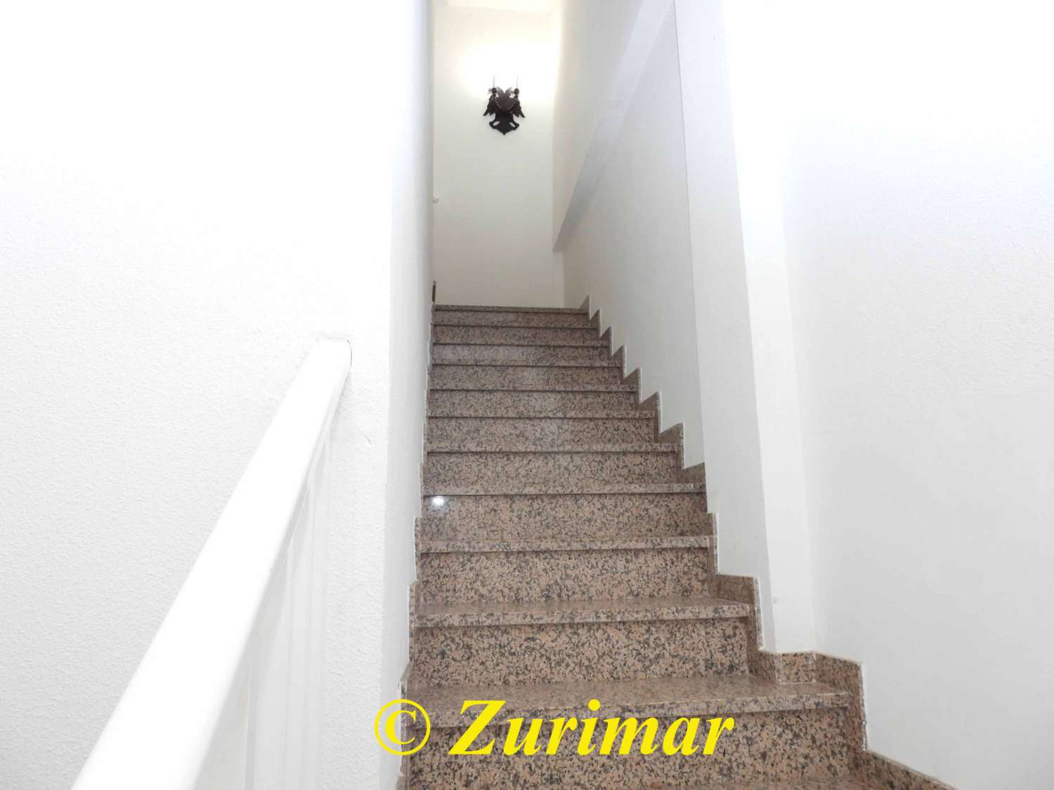 Casa con 4 dormitorios y 3 baños, en tres niveles  con terraza en la azotea y gran garaje