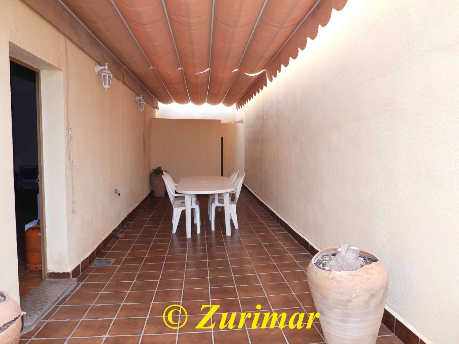 Casa con 4 dormitorios y 3 baños, en tres niveles  con terraza en la azotea y gran garaje