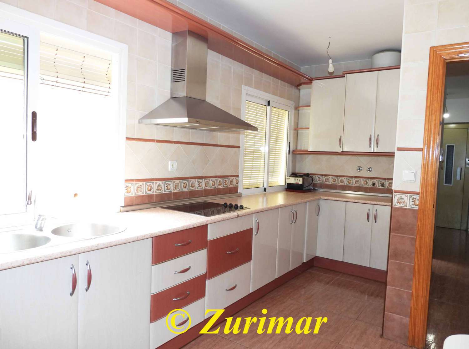 Casa con 4 dormitorios y 3 baños, en tres niveles  con terraza en la azotea y gran garaje