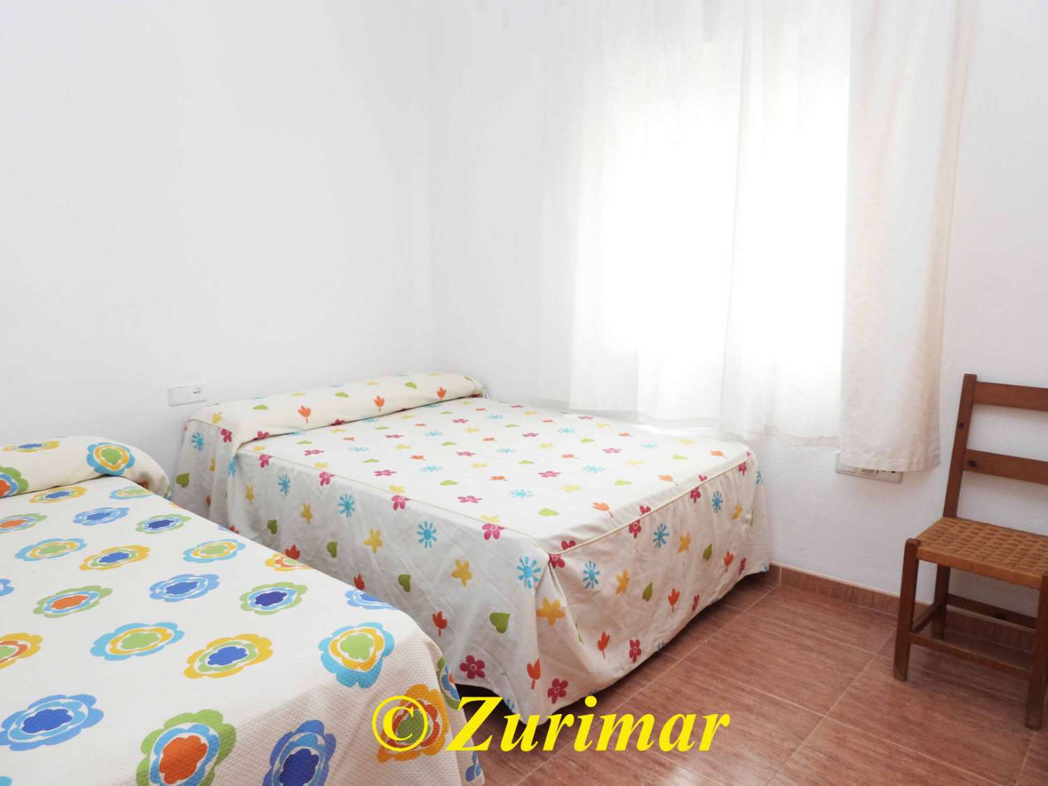 Casa con 4 dormitorios y 3 baños, en tres niveles  con terraza en la azotea y gran garaje