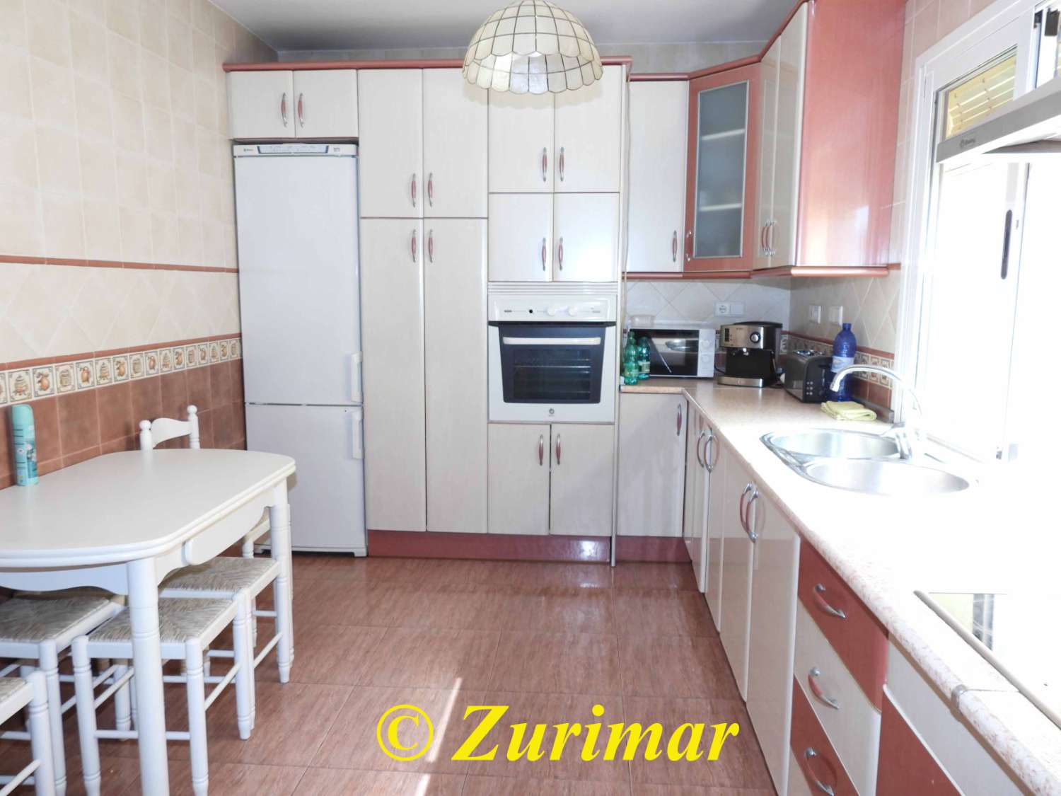 Casa con 4 dormitorios y 3 baños, en tres niveles  con terraza en la azotea y gran garaje