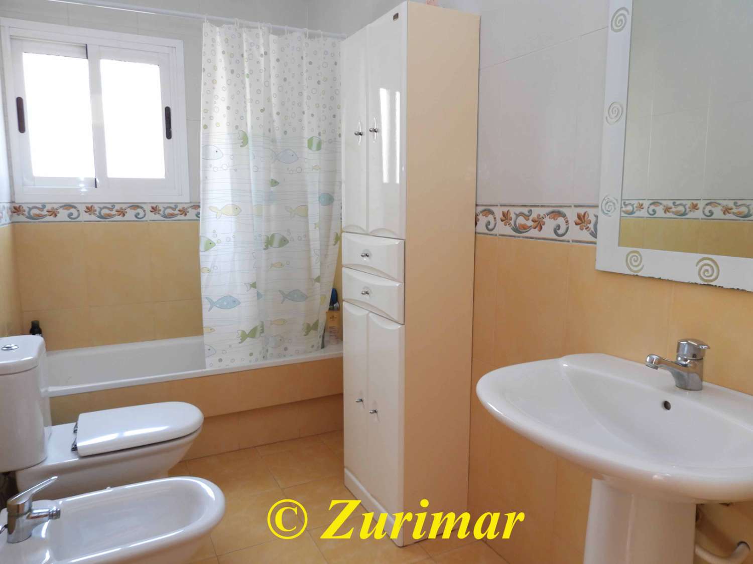 Casa con 4 dormitorios y 3 baños, en tres niveles  con terraza en la azotea y gran garaje