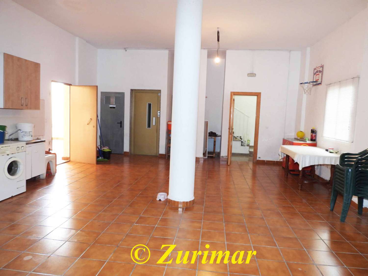Casa con 4 dormitorios y 3 baños, en tres niveles  con terraza en la azotea y gran garaje