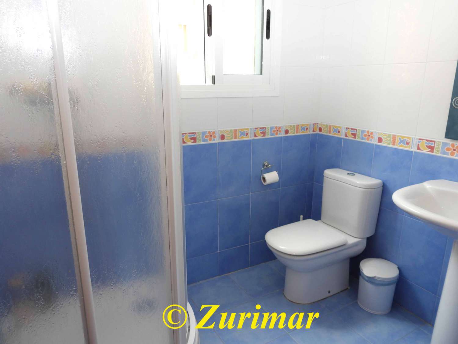 Casa con 4 dormitorios y 3 baños, en tres niveles  con terraza en la azotea y gran garaje