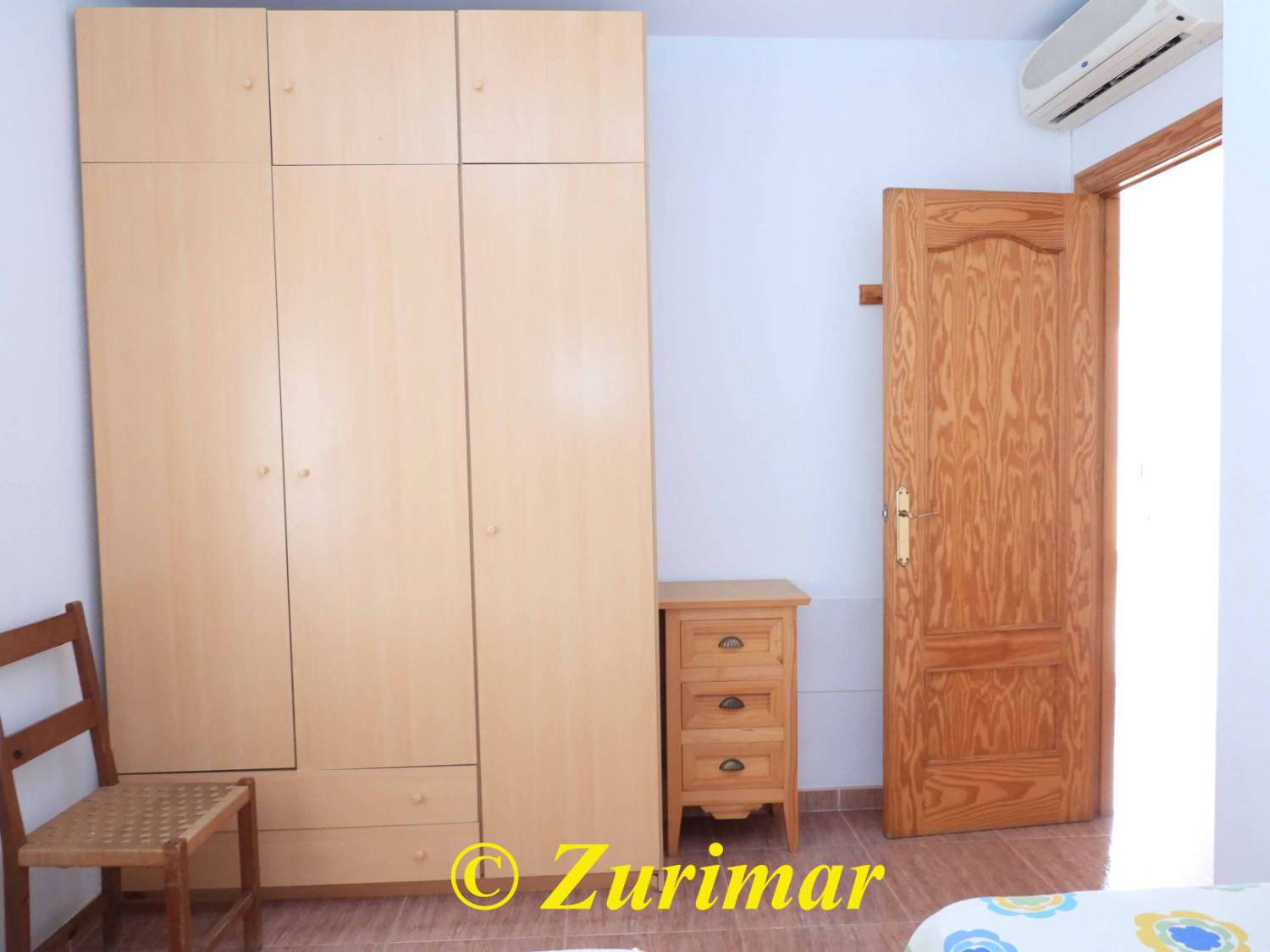 Casa con 4 dormitorios y 3 baños, en tres niveles  con terraza en la azotea y gran garaje
