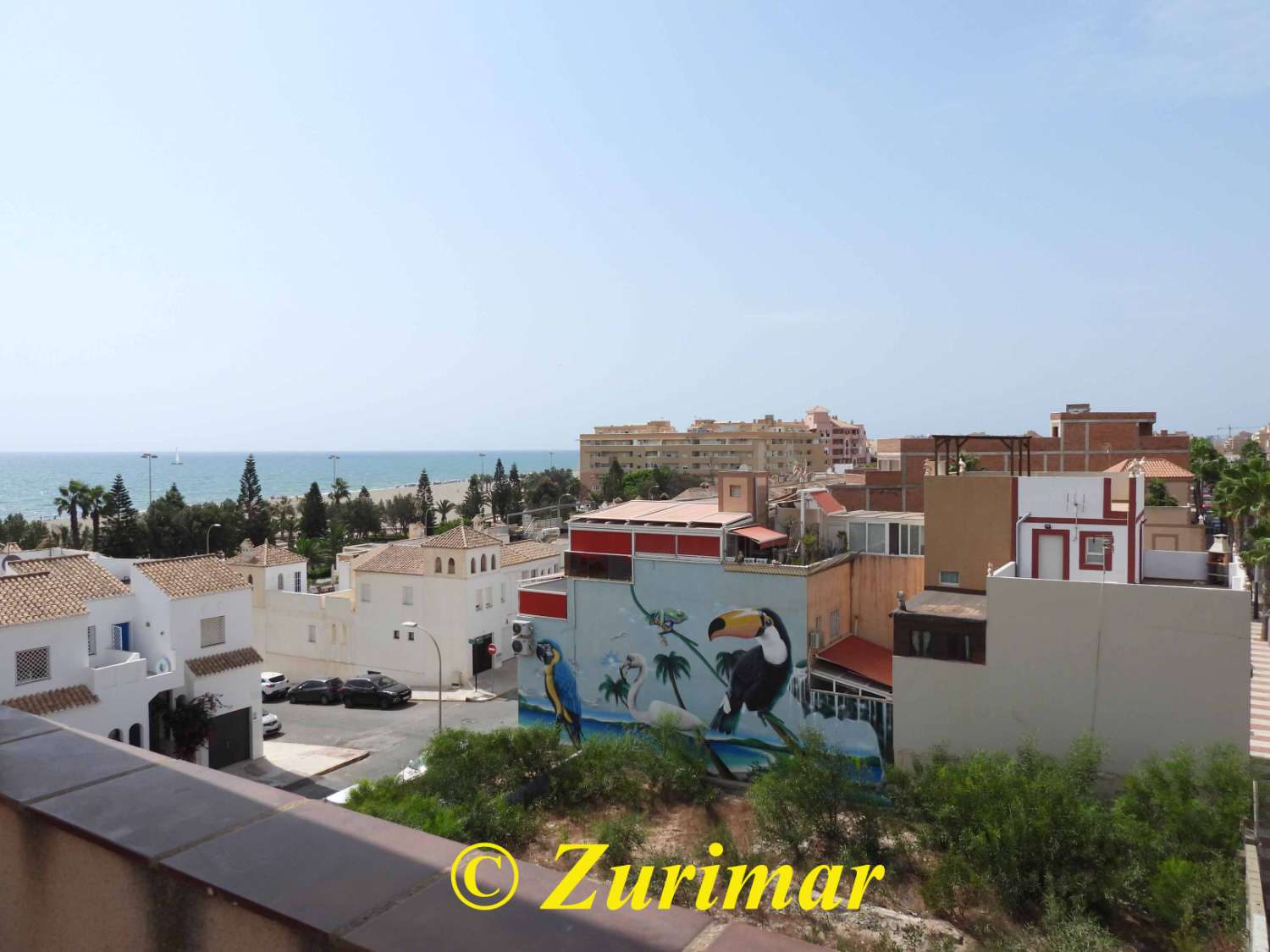Casa con 4 dormitorios y 3 baños, en tres niveles  con terraza en la azotea y gran garaje