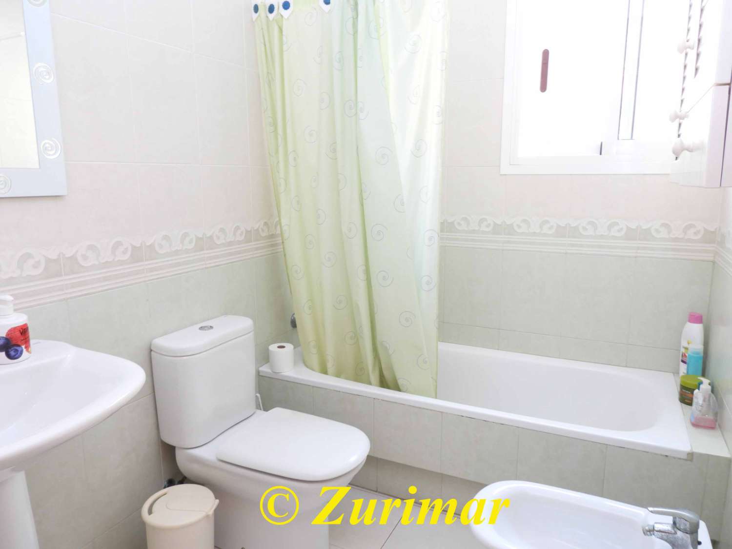 Casa con 4 dormitorios y 3 baños, en tres niveles  con terraza en la azotea y gran garaje