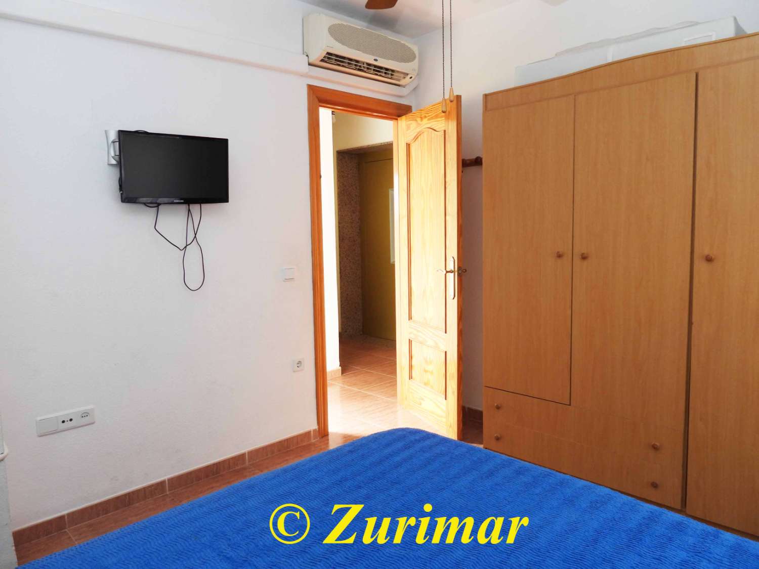 Casa con 4 dormitorios y 3 baños, en tres niveles  con terraza en la azotea y gran garaje