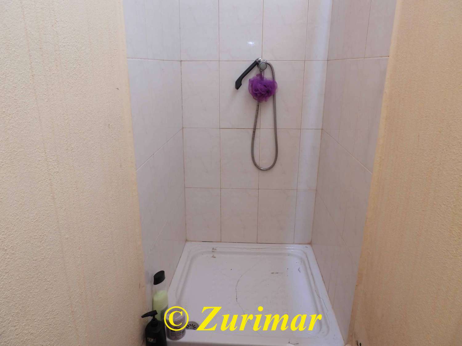 Casa con 4 dormitorios y 3 baños, en tres niveles  con terraza en la azotea y gran garaje