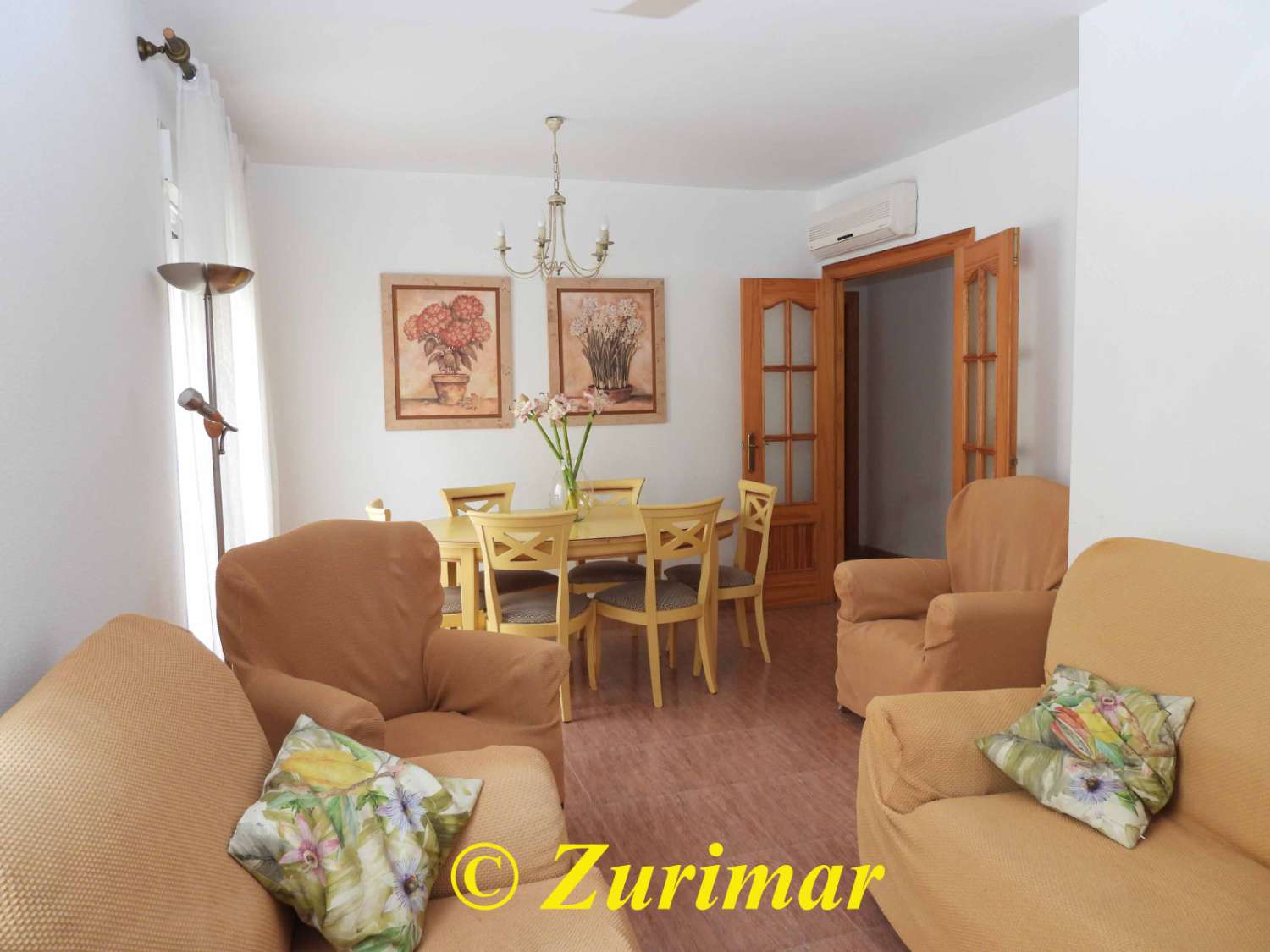 Casa con 4 dormitorios y 3 baños, en tres niveles  con terraza en la azotea y gran garaje