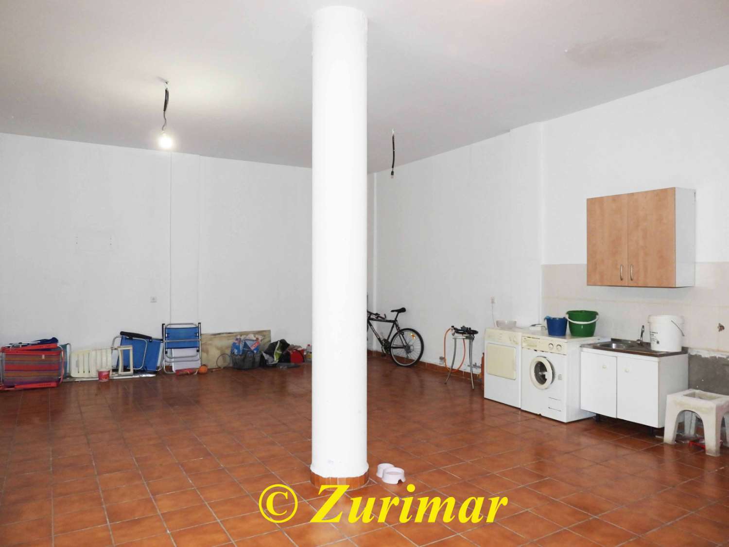 Casa con 4 dormitorios y 3 baños, en tres niveles  con terraza en la azotea y gran garaje