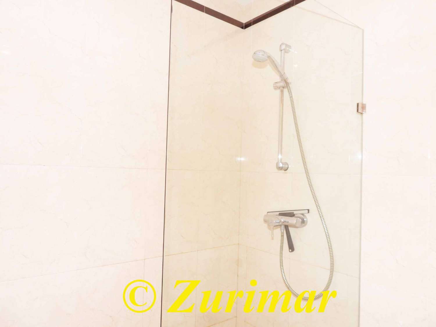 Apartamento en planta baja, con 3 dormitorios y 2 baños