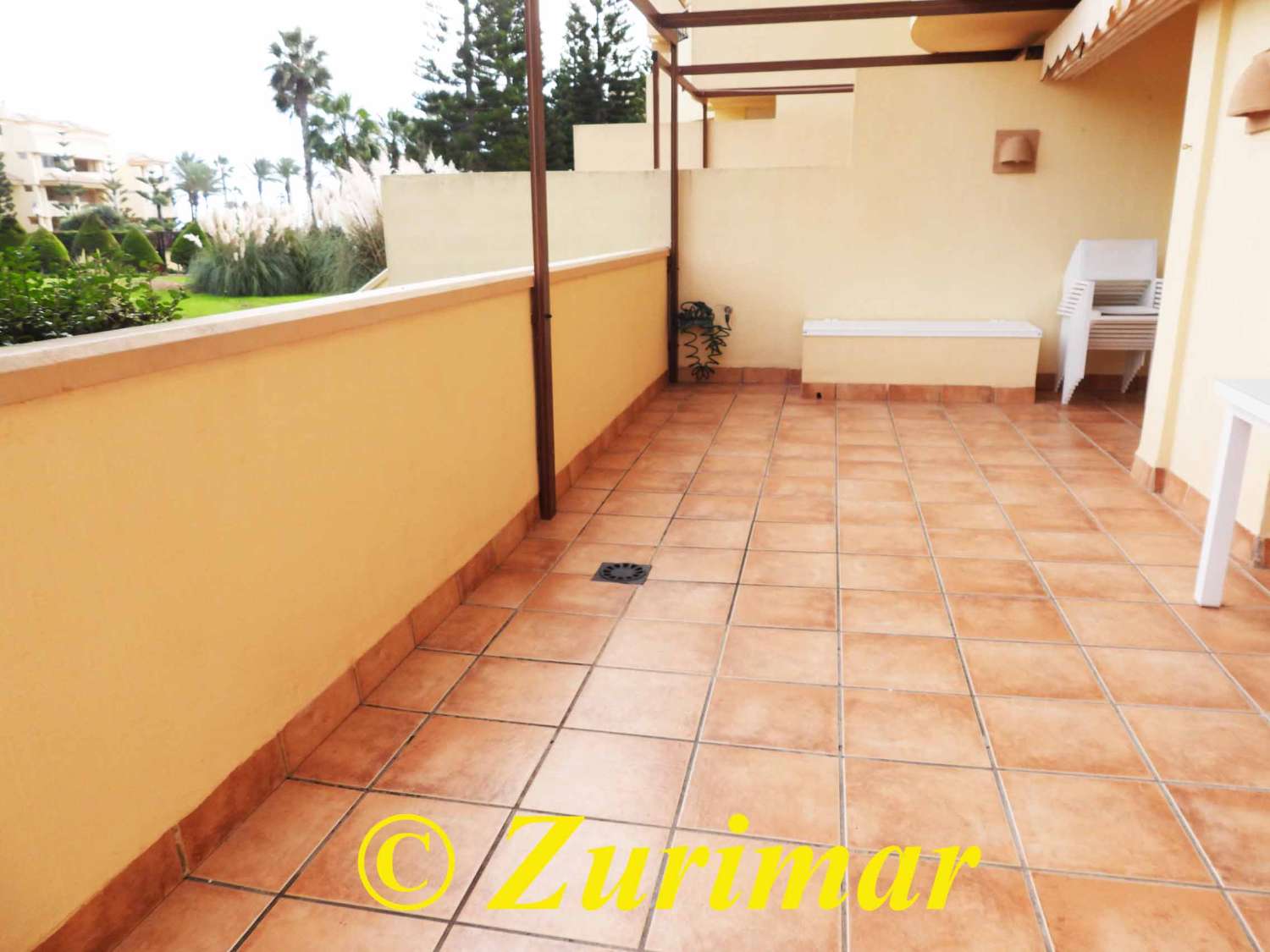 Apartamento en planta baja, con 3 dormitorios y 2 baños