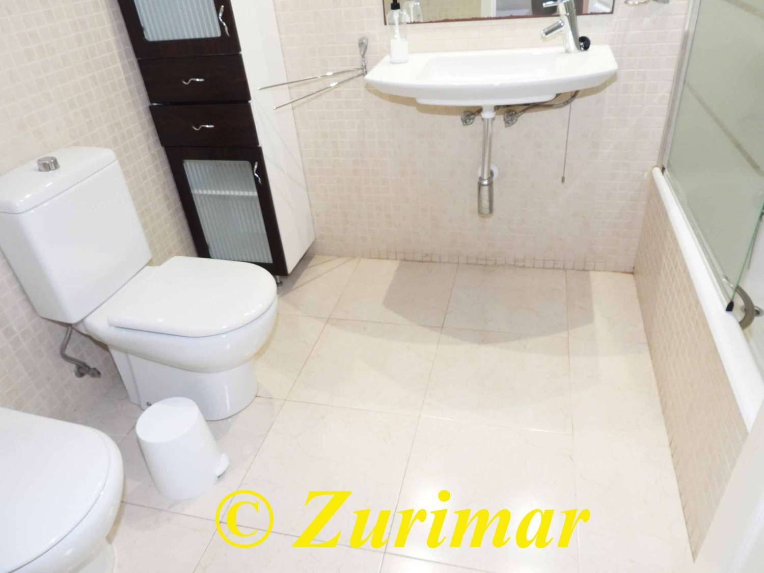 Apartamento en planta baja, con 3 dormitorios y 2 baños