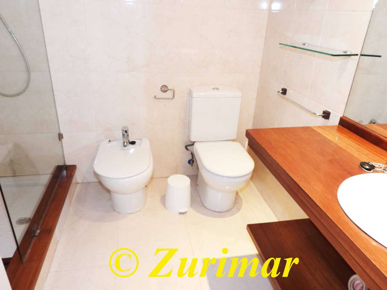 Apartamento en planta baja, con 3 dormitorios y 2 baños