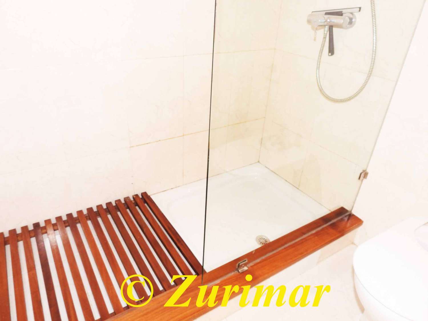 Apartamento en planta baja, con 3 dormitorios y 2 baños