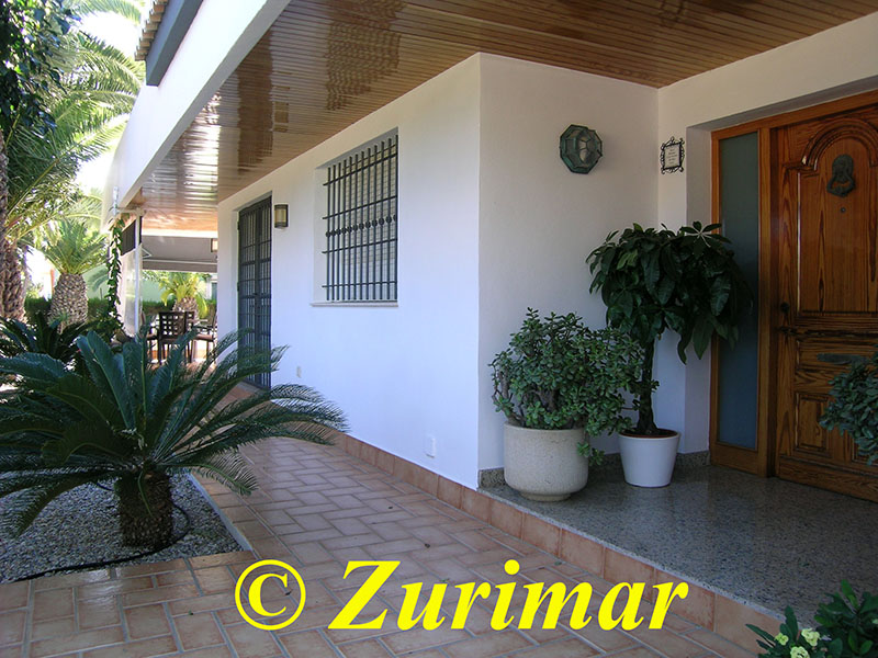 Einfamilienhaus mit 4 Schlafzimmer und grossem Keller mit Garage.